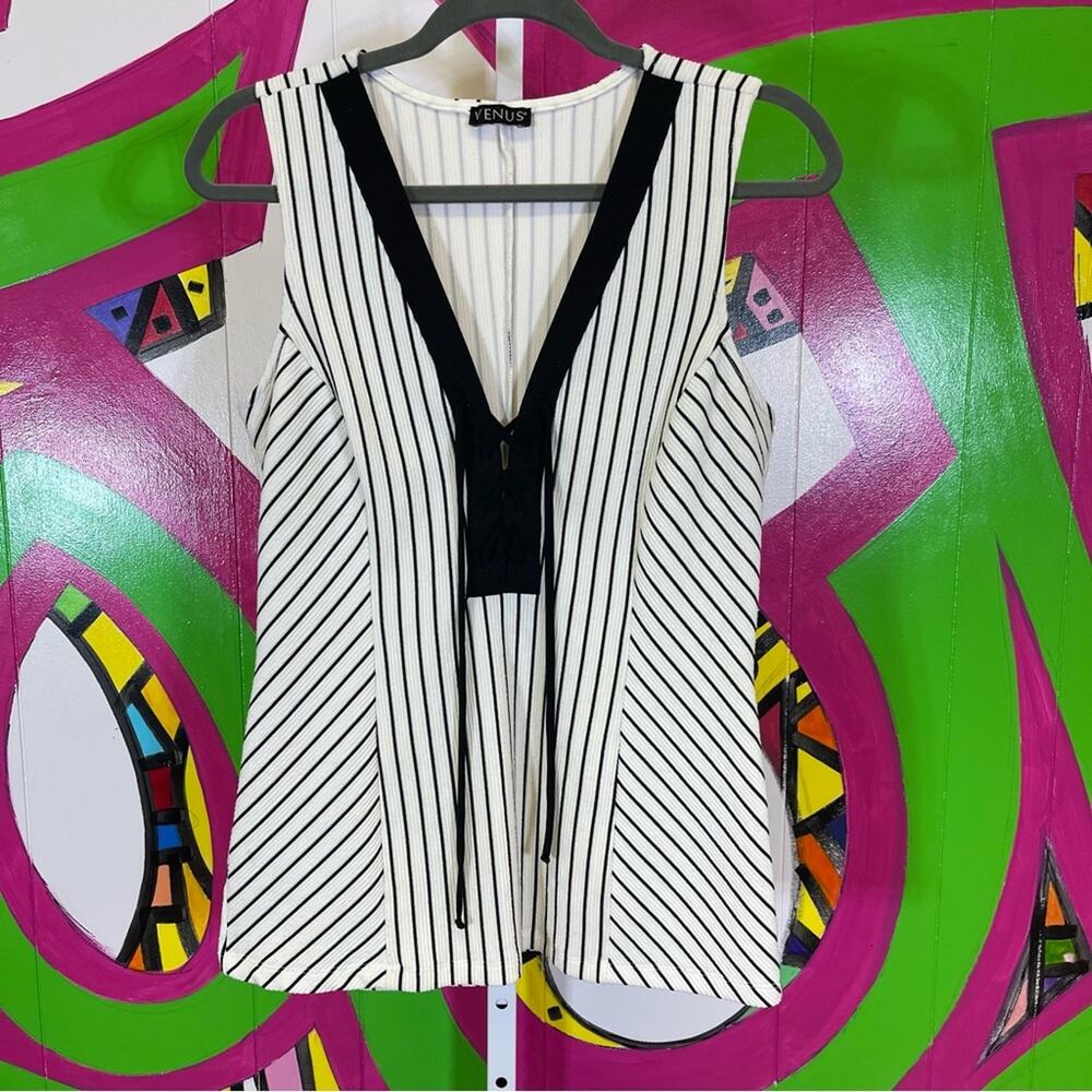 VENUS, Striped V-Neck Sleeveless Blouse. Size similar to a L/XL. Excellent cond!